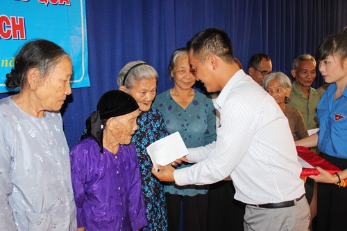 đc Phan Đức Thái PBT tỉnh đoàn trao quà cho các gia đình chính sách 3.jpg